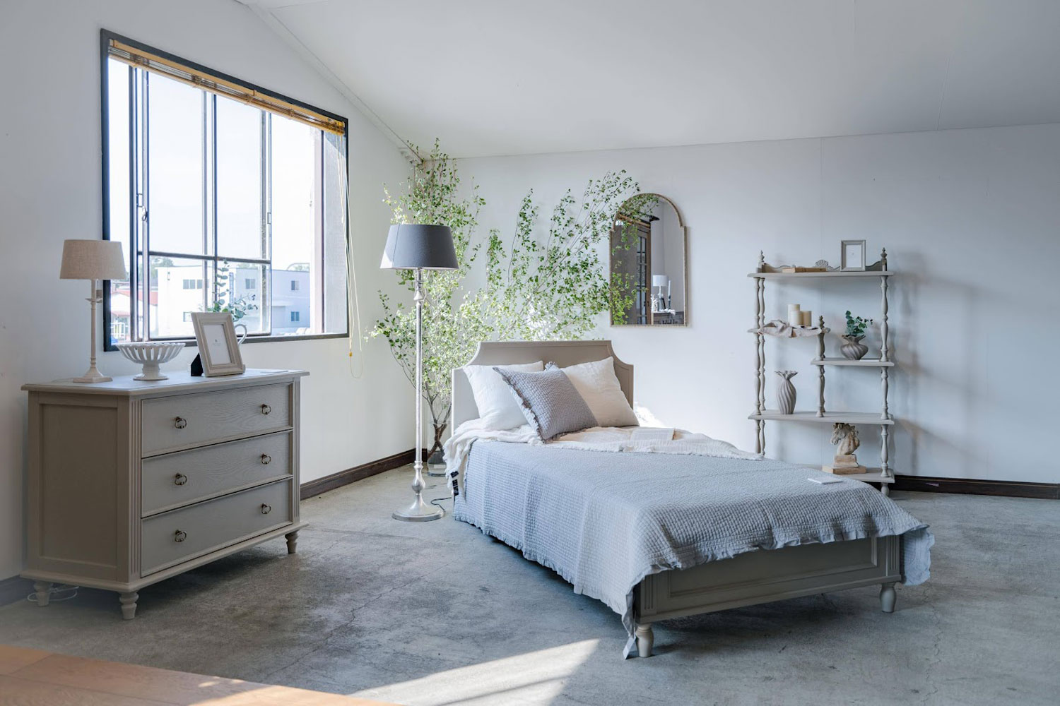 クリエイトファニチャー